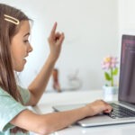 dziewczynka siedząca przed laptopem