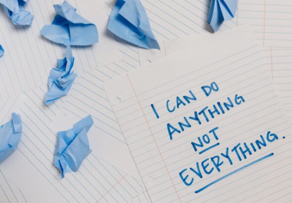 Kartka z napisem „I can do anything not everything” i zmięty niebieski papier.