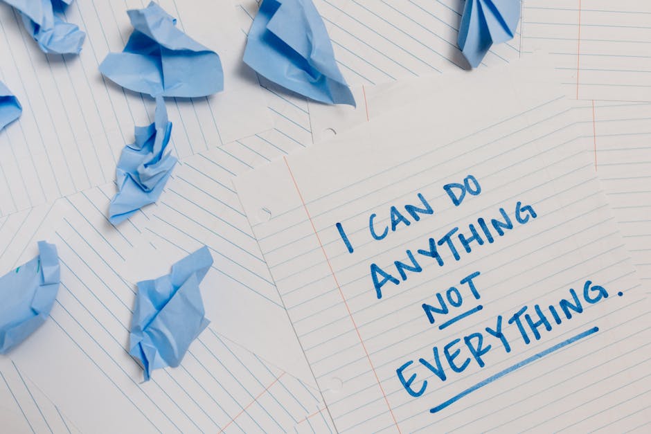 Kartka z napisem „I can do anything not everything” i zmięty niebieski papier.