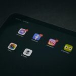 ikony mediów społecznościowych i komunikatorów na ekranie tableta