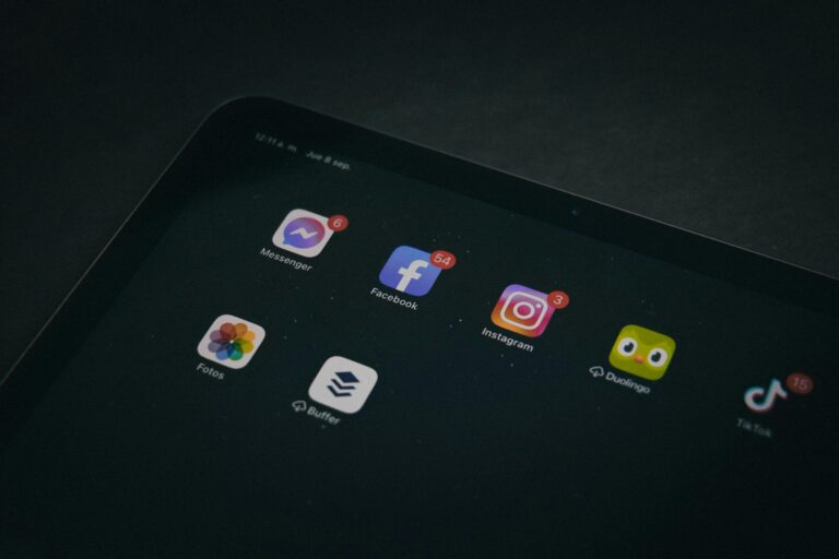 ikony mediów społecznościowych i komunikatorów na ekranie tableta