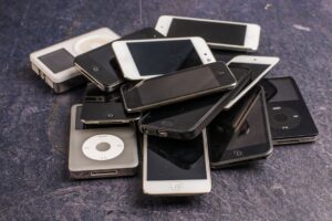 Sterta nieużywanych smartfonów i odtwarzaczy muzyki