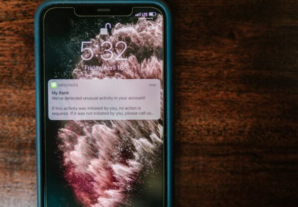 powiadomienie z banku na ekranie smartfona