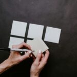 człowiek zapisujący coś na kartce