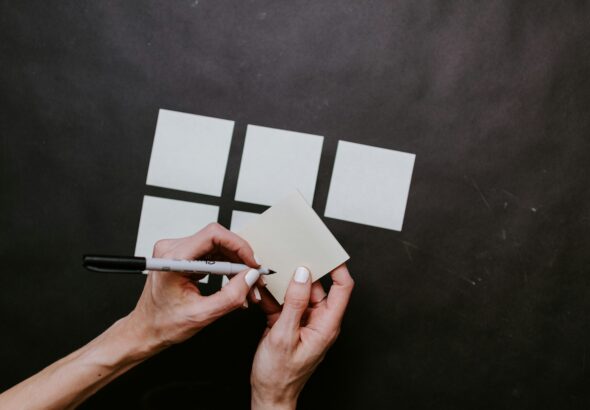 człowiek zapisujący coś na kartce