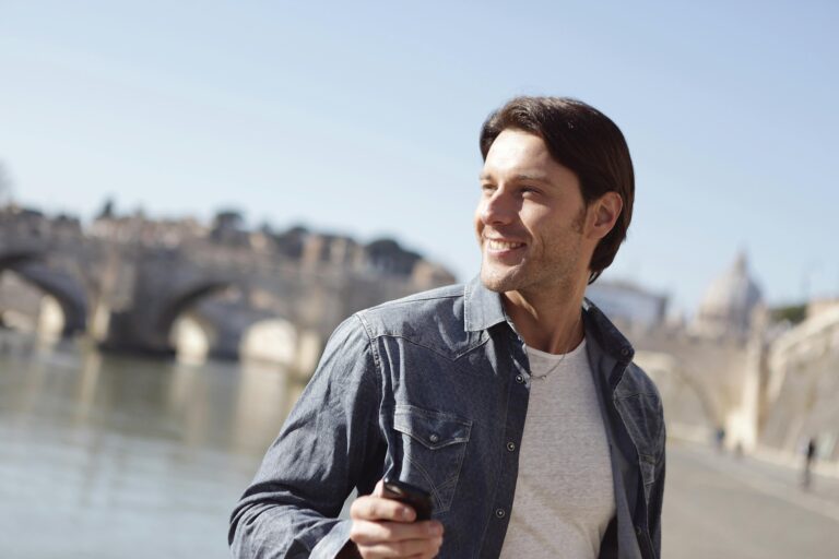 uśmiechnięty mężczyzna podczas spaceru po mieście