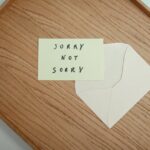 koperta i wysunięta z niej kartka z napisem "SORRY NOT SORRY"