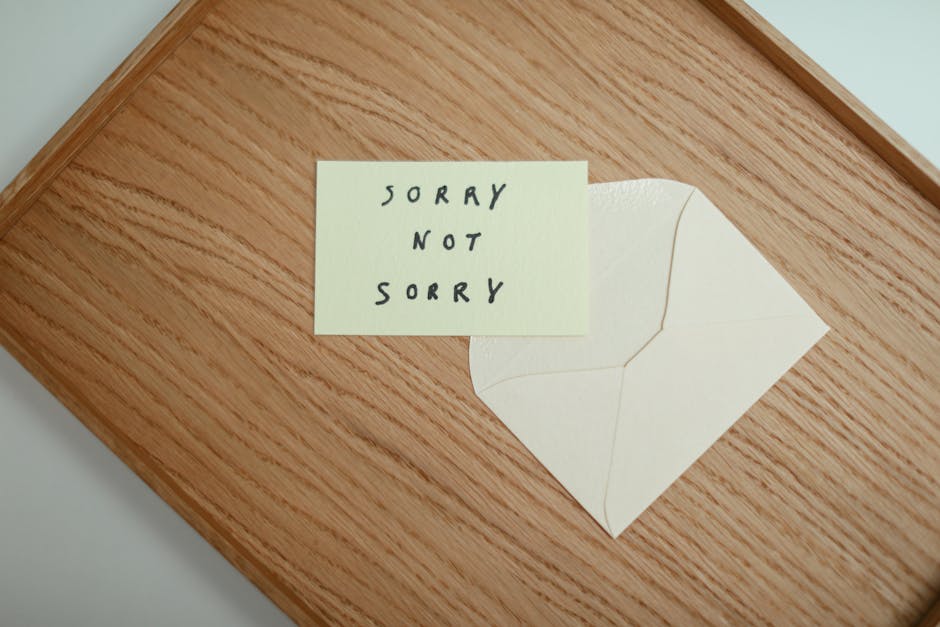 koperta i wysunięta z niej kartka z napisem "SORRY NOT SORRY"