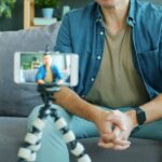 mężczyzna nagrywający siebie smartfonem