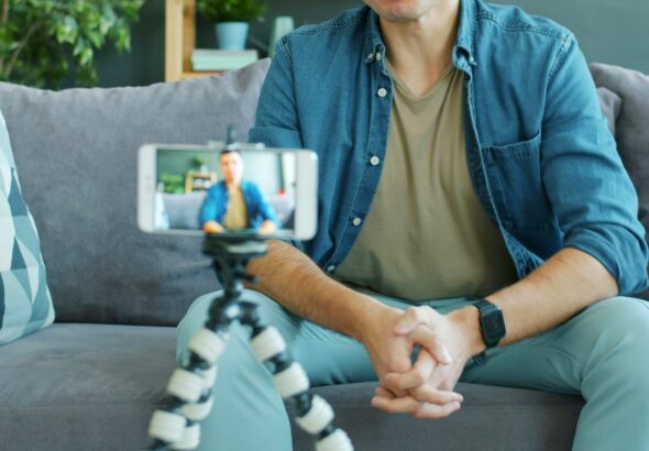 mężczyzna nagrywający siebie smartfonem