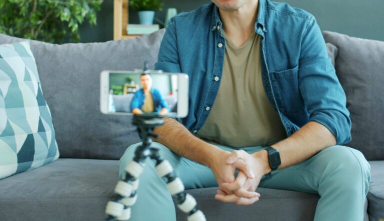 mężczyzna nagrywający siebie smartfonem