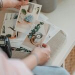 kobieta przeglądająca zdjecia