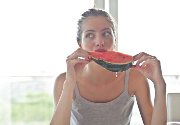 kobieta jedząca arbuza